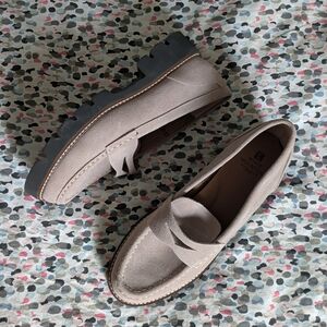 New White Mountain Suede Loafers